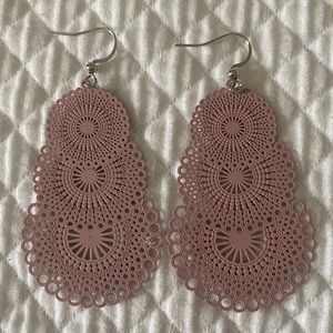 MAUVE TRIPLE MEDALLION DANGLING EARRINGS